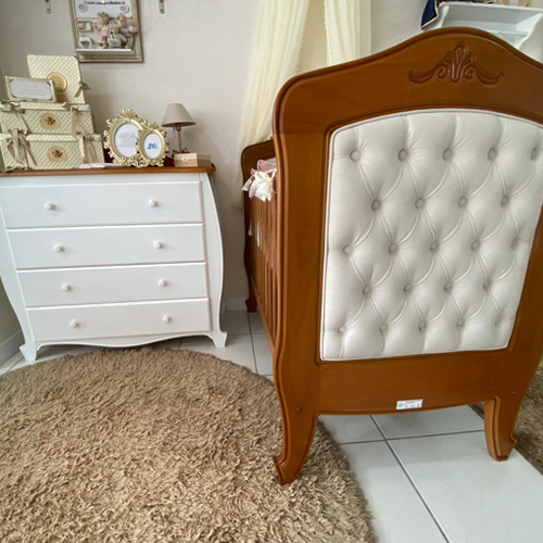 Quarto infantil aconchegante com acabamento envernizado: O efeito acetinado que transforma a decoração.