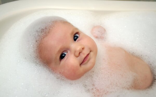 Hora do banho: Como acalmar o bebê deixando este momento relaxante