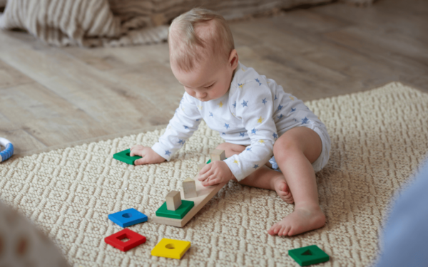 Os Primeiros Brinquedos do Bebê: Escolhas Seguras para um Desenvolvimento Saudável