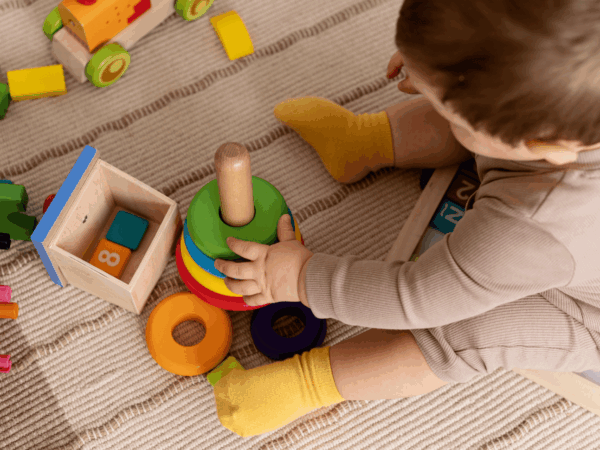 Organização Inteligente: Como Ensinar seu Filho a Guardar os Brinquedos Desde Cedo