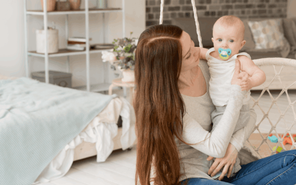 Por que o Bem-Estar da Mãe Também Importa na Montagem do Quarto do Bebê