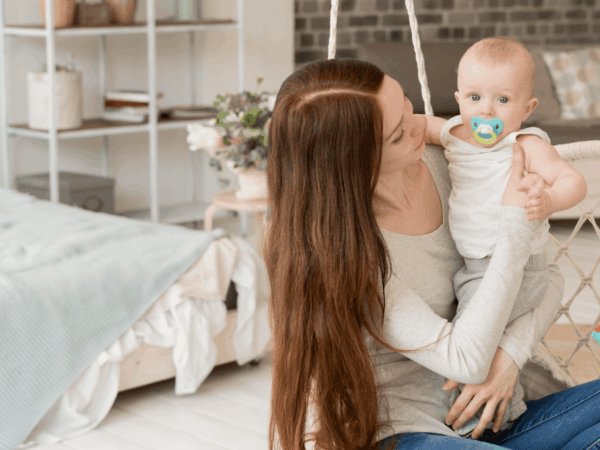 Por que o Bem-Estar da Mãe Também Importa na Montagem do Quarto do Bebê