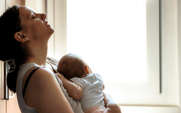 A sobrecarga invisível da Mãe: Como o ambiente pode reduzir o cansaço mental
