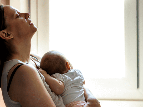 A sobrecarga invisível da Mãe: Como o ambiente pode reduzir o cansaço mental